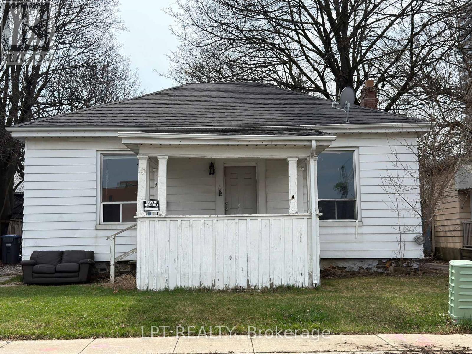 37 ELIZABETH STREET N