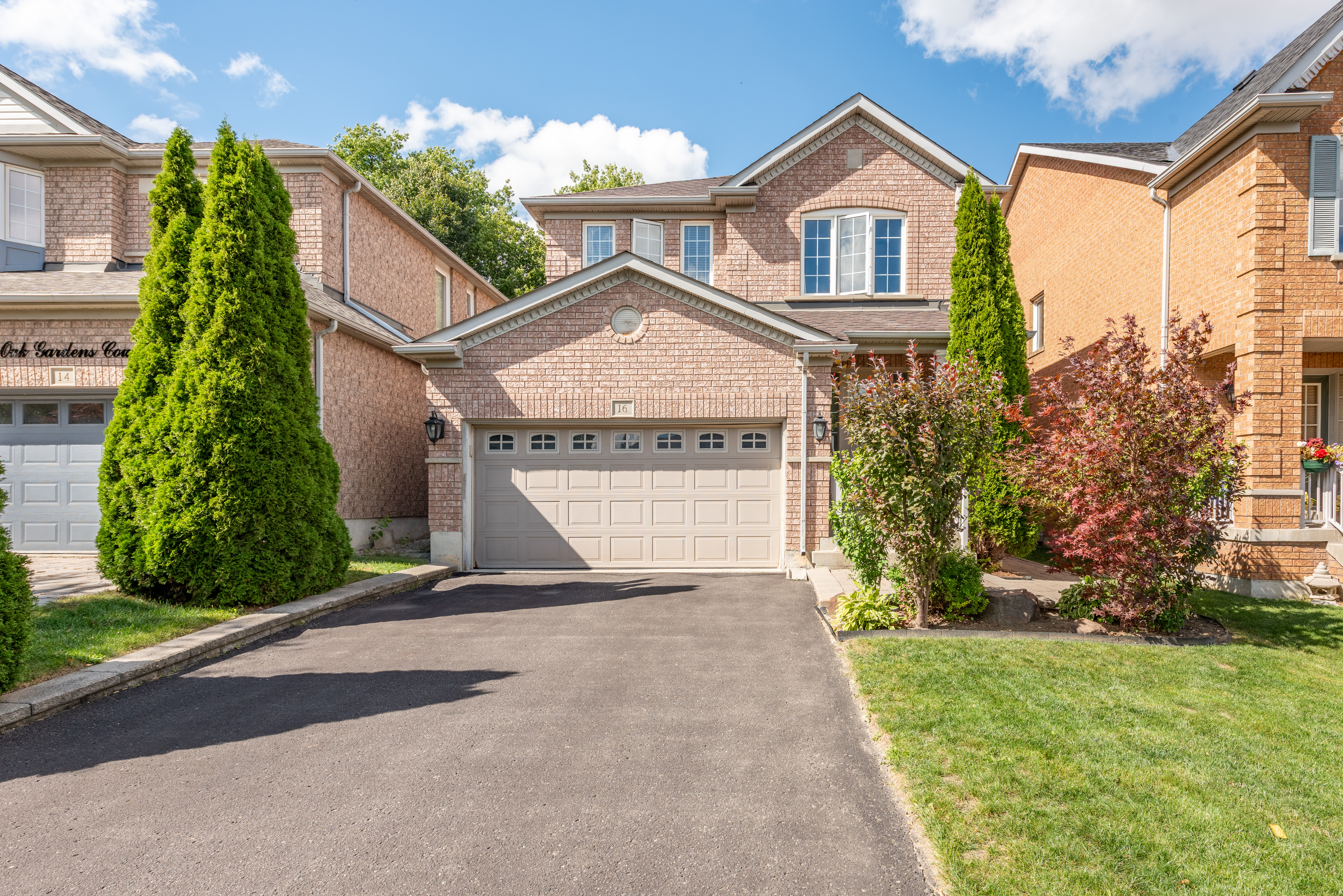 16 Oak Gardens Ct, Brampton